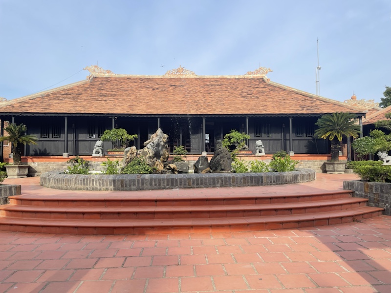 Hội Quán Vịnh Nha Trang, where you can learn about traditional Vietnamese instruments 