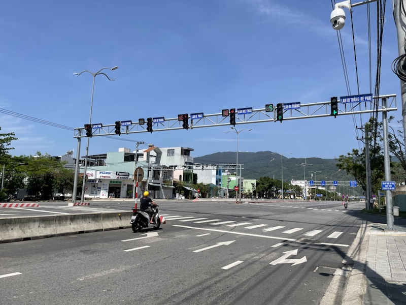 I liked how big this set of lights was, especially as they seem to have so little authority in Vietnam (Da Nang)