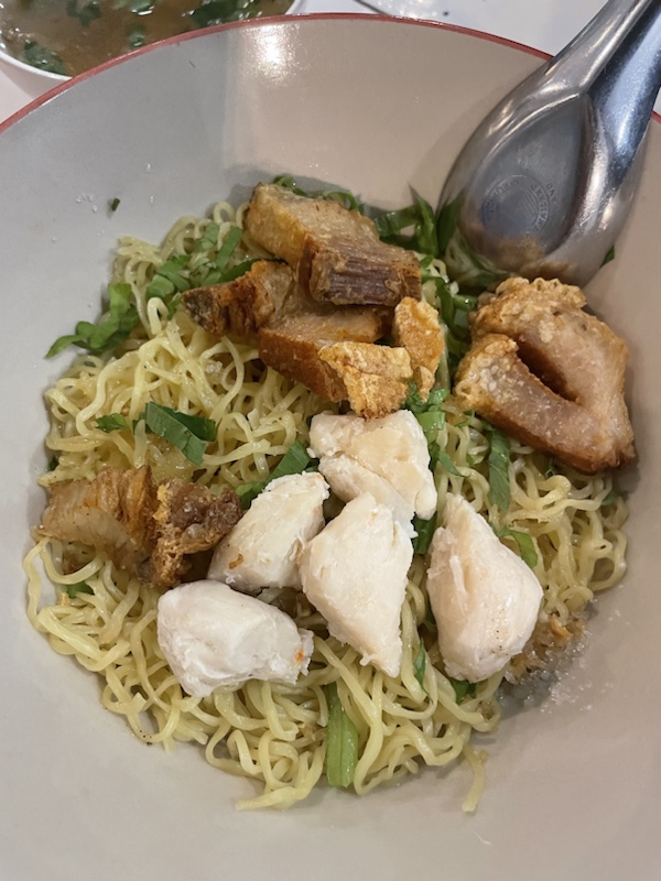 Dinner at เตี๋ยวโต๊ะขาว by หม่าม๊า" สูตร ยกซดเจ้าเก่า, Nakhon Sawan, Northern Thailand 