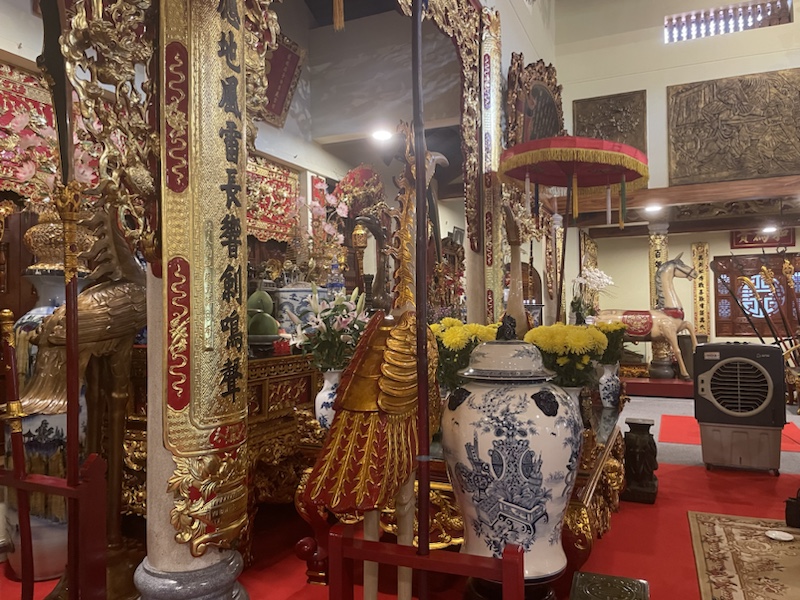 The Tran Hung Dao Holy Temple in Ho Chi Minh City (Saigon), Vietnam, was very quiet and peaceful, and had a pretty cool looking interior.
