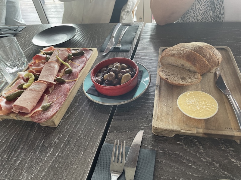 Mandoon Estate and the disappointing food at Homestead Brewery, Swan Valley, Perth, Australia